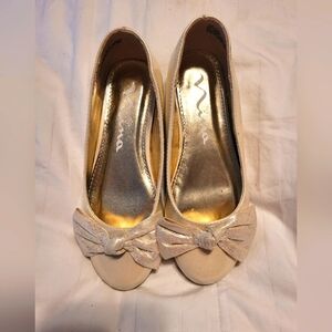 Girls size 13 Nina gold flat dress shoes